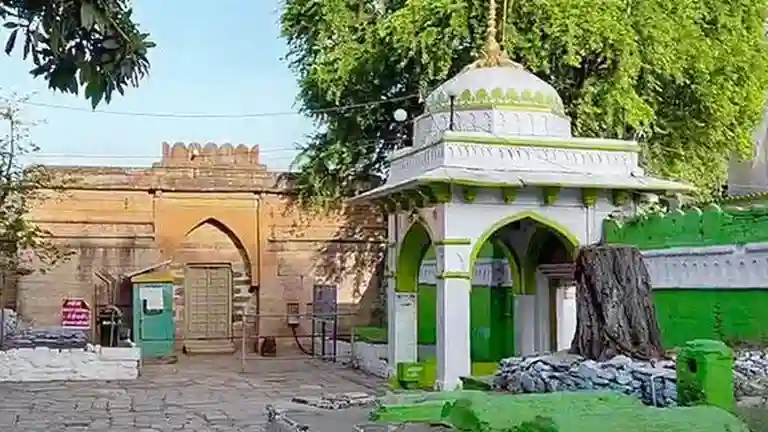 Supreme Court Suggests Temporary Prayer Space in Bhojshala Dispute