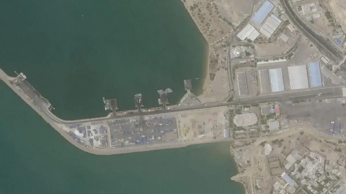 US-Iran Strait of Hormuz Clashes Disrupt Gulf Shipping